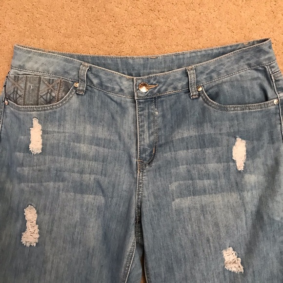 JW Style Denim Blue Jeans Size 12 Capris Distressed Embroidered Touch of Bling - Picture 3 of 14